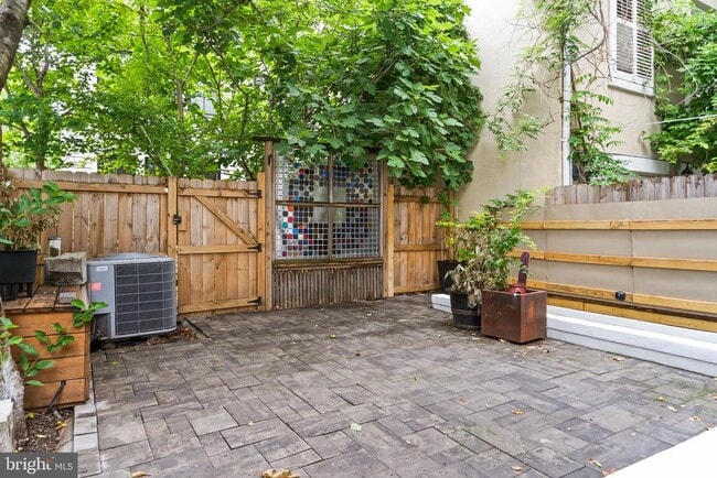 Building Photo - 220 Hollis Alley