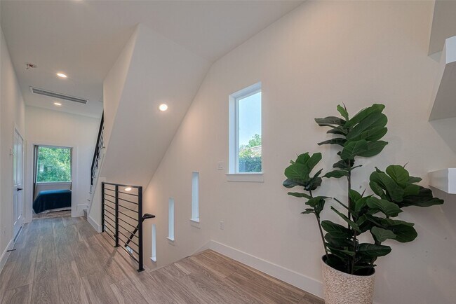 Building Photo - 2909 Nagle St