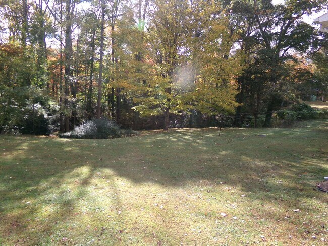 Building Photo - Country Living in Town