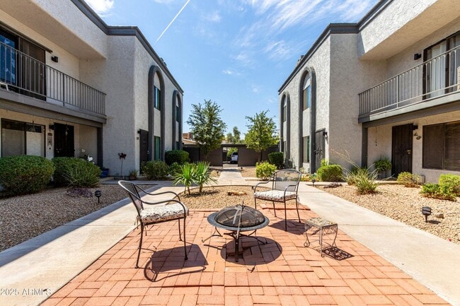 Building Photo - Old Town Scottsdale townhome- 2 bd 2 bath- W/D- Yard