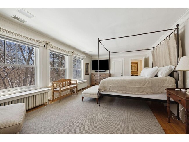 Building Photo - 2810 W Lake of the Isles Pkwy