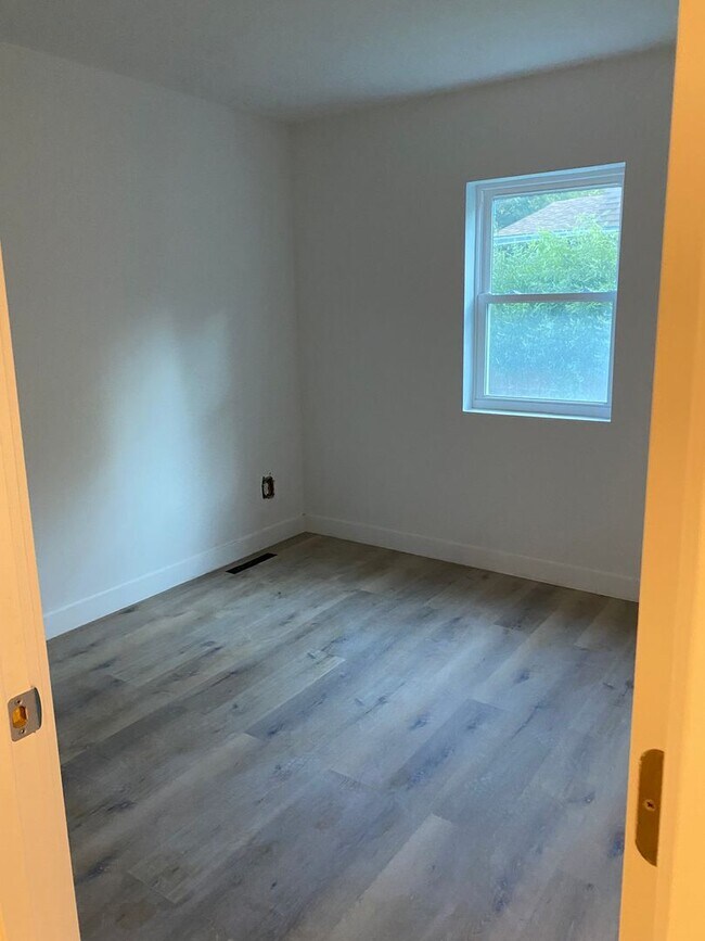 Building Photo - Beautifully Renovated 4-Bedroom Home Near ...