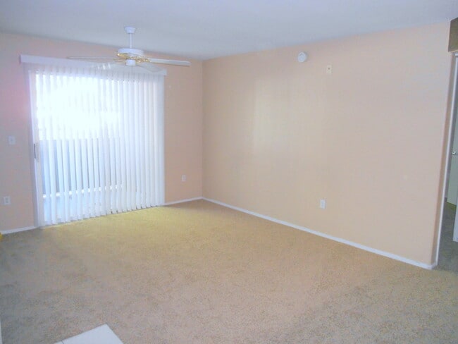 Building Photo - Convenient 1st Floor Condo in Gated Commun...
