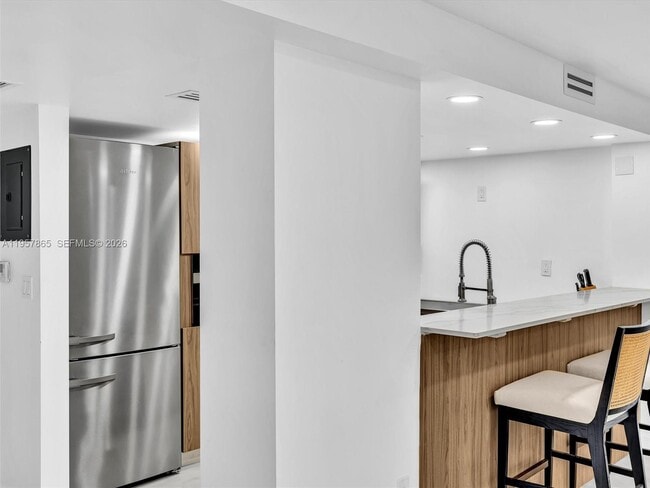 Building Photo - 10000 W Bay Harbor Dr