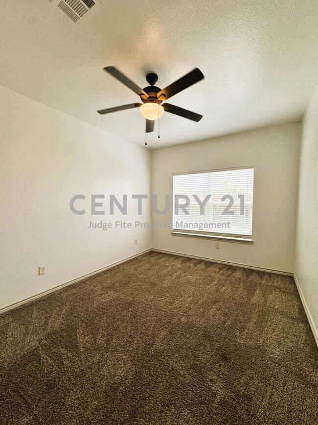 Building Photo - 212 Lasso Cir