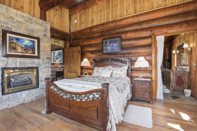 Building Photo - 2BR, 2BTH Executive Log Cabin Living Overlooking Carlin Bay on Lake Coeur d'Alene