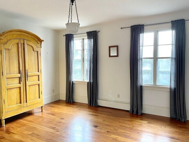 Building Photo - 918 Hale St