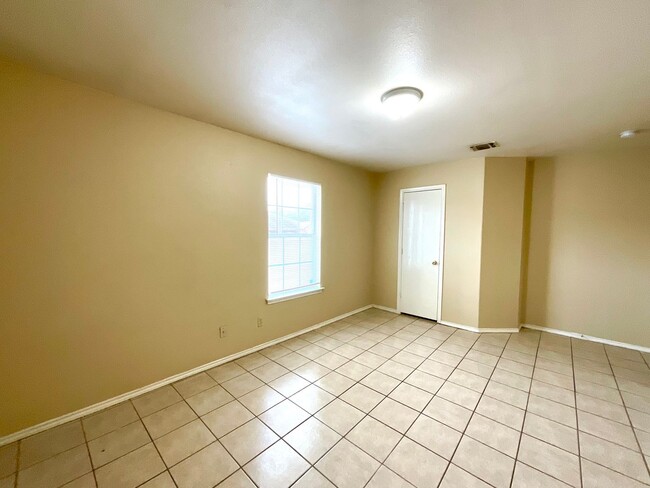 Building Photo - **APPLICATION RECEIVED** **MOVE IN SPECIAL** Charming 3-Bed, 2-Bath Home with Fenced Yard – Pet F...