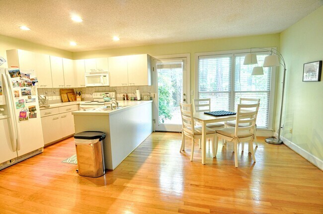 Building Photo - 3 bedroom Cul-de-sac Townhouse