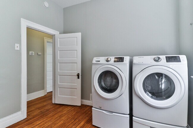 Building Photo - "Spacious 3-Bedroom Duplex with Classic Charm & Modern Comforts at 3438A Magnolia Ave!"