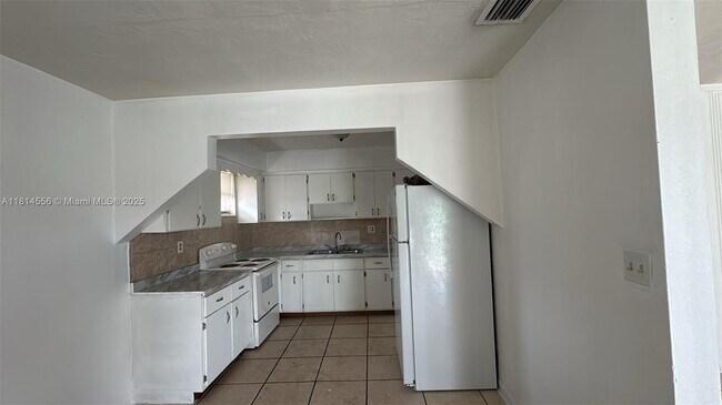 Building Photo - 2880 NW 12th Ct