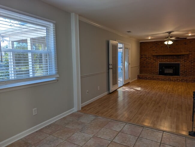 Building Photo - Cozy 2 story, 5 bedroom, 3.5 bathroom hous...