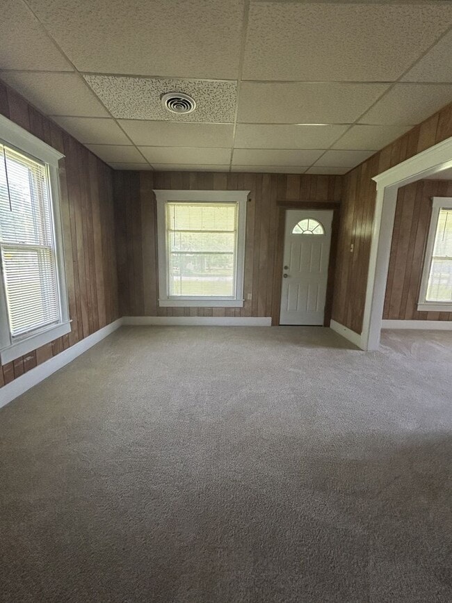 Building Photo - Cute 1 BR/1 BA House - Corner Lot & Off-Street Parking!