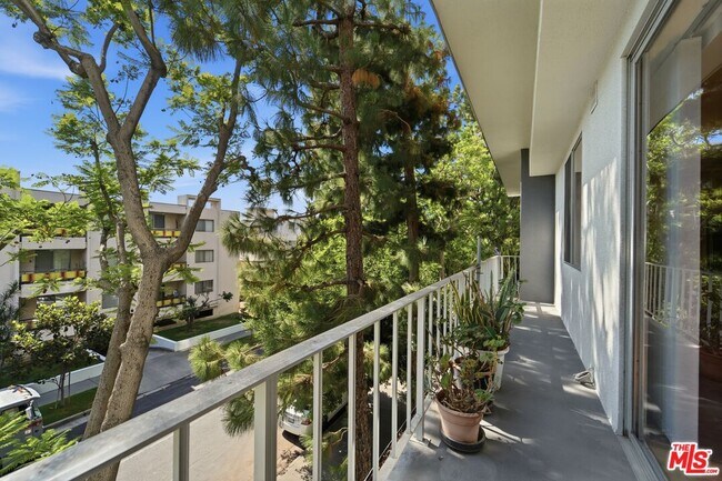Building Photo - 100 S Doheny Dr