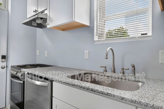 Building Photo - 1094 Oakwood Ave