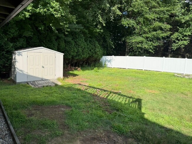 Building Photo - 44 Topsfield Cir