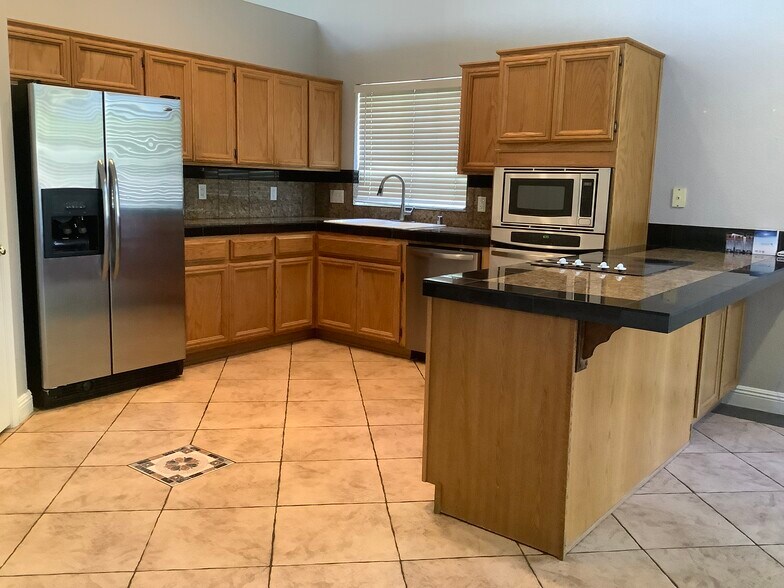 Spacious kitchen. Built-in oven & microwave - 1502 E Estrid Ave