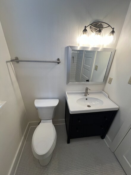 Building Photo - 516 E 8th St