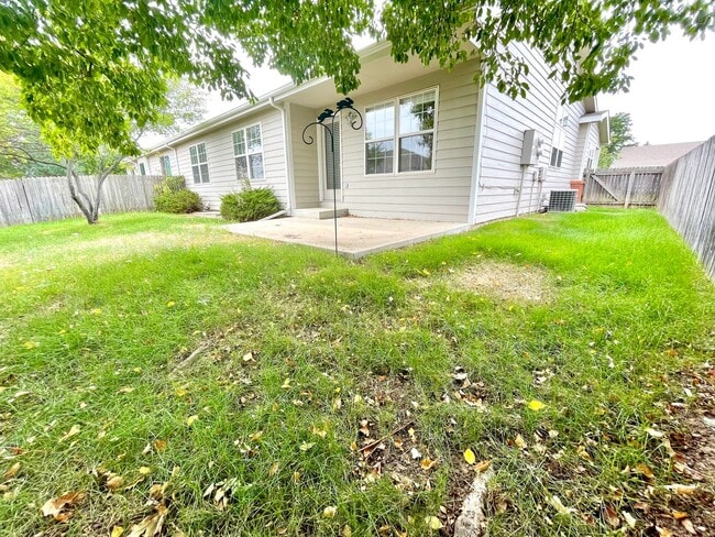 Building Photo - 201 Manor Ct