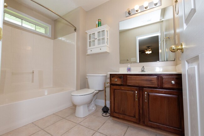 Building Photo - Great home in Hubert