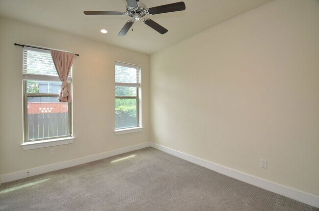 Building Photo - 2616 Riverside Dr