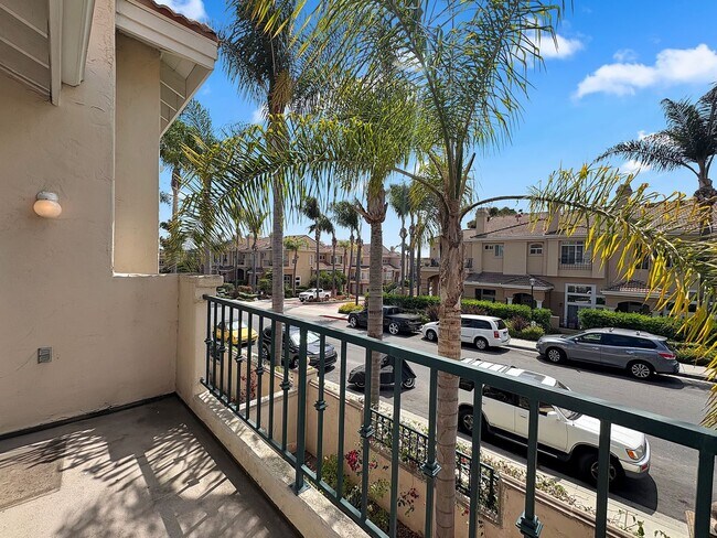 Building Photo - Beautiful 2B/2.5BA Two-Story Home with AC,...