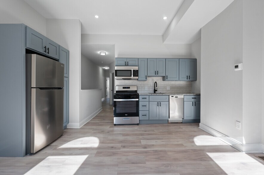 Building Photo - 5261 Larchwood Ave