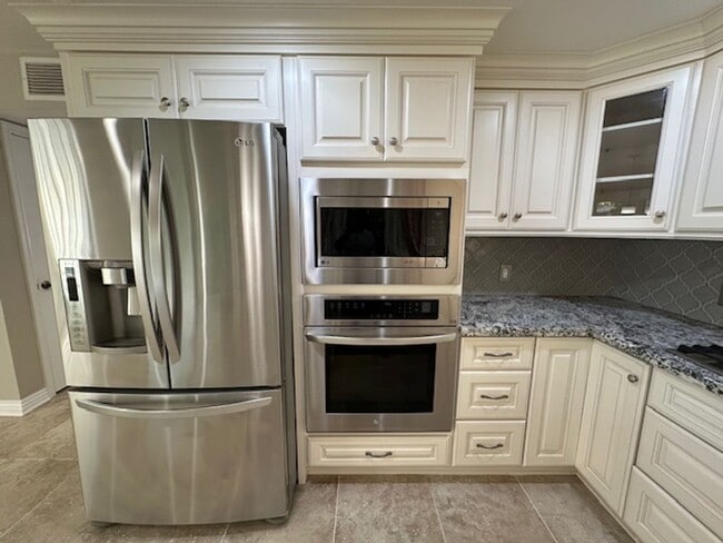 Building Photo - Stunning Newbury Park Home in model condit...