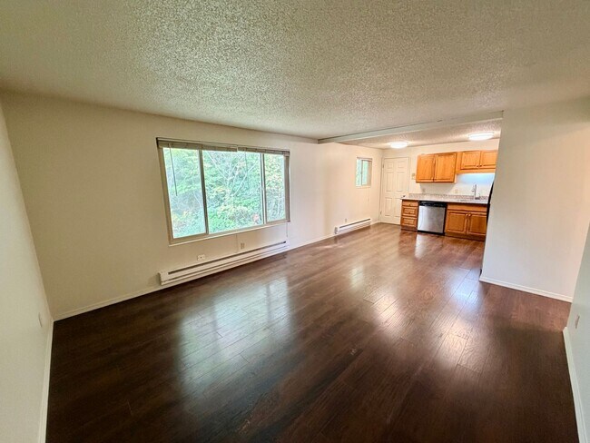 Building Photo - 1mo Free! Updated Top Floor 2-Bed with Was...