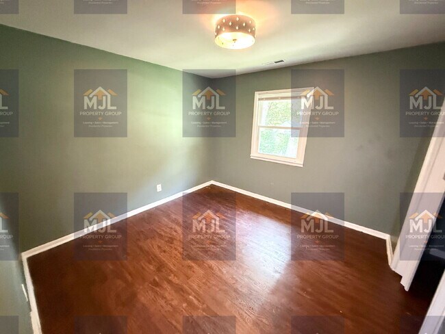Building Photo - Spacious 3 Bedroom / 1 Bath Apartment in Sugar Creek *Ready Now*