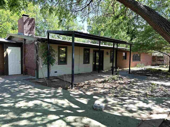 Building Photo - 2400 Martin St