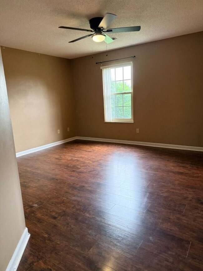 Building Photo - Maryville City 37804 - 4 bedroom, 3 bath Townhome - Contact Troy Adams (865) 233-6949