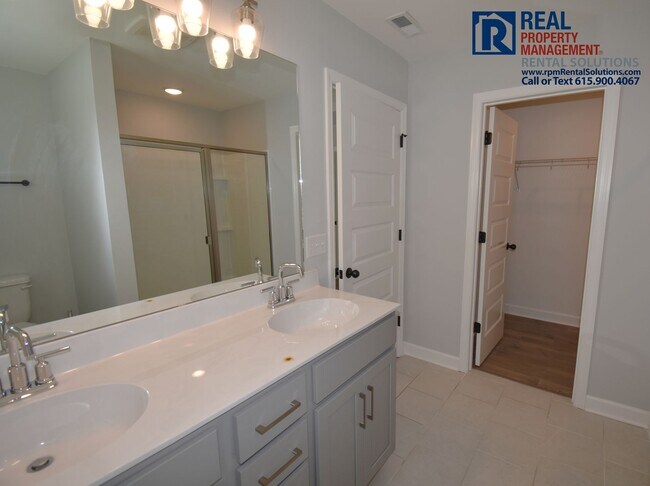 Building Photo - Beautiful, modern 4 bdrm home with attache...