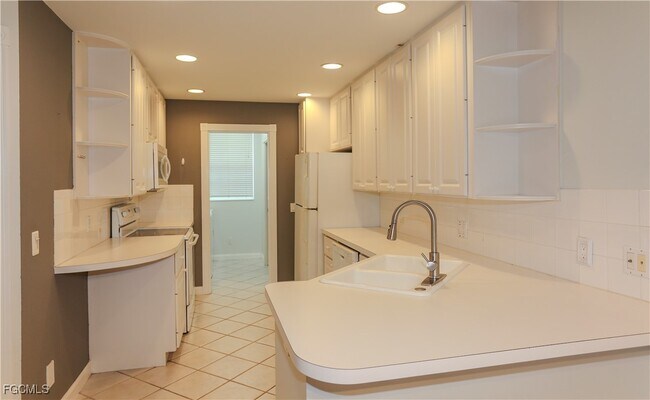 Building Photo - 5823 Cove Cir