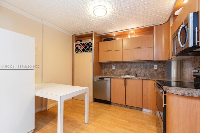 Building Photo - 230 174th St