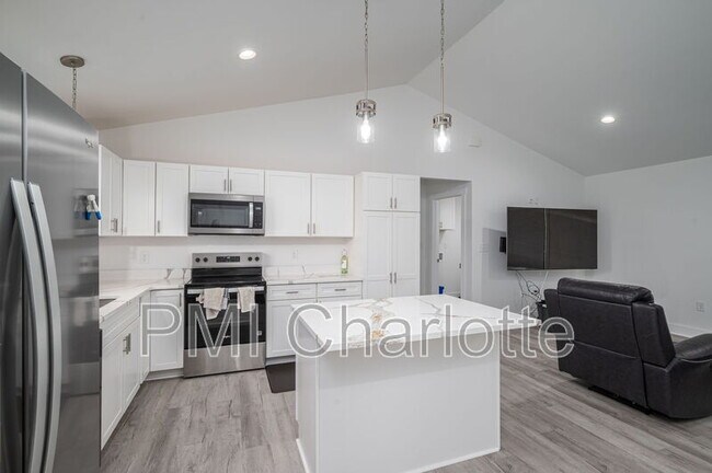 Building Photo - 2128 Chatfield Rd