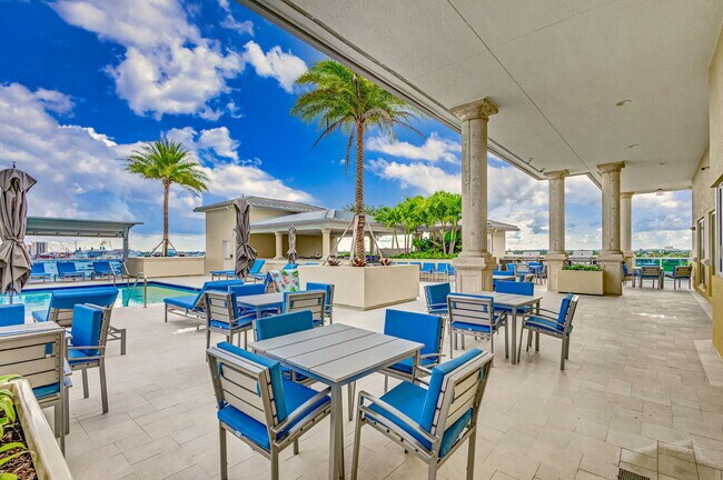 Building Photo - 2650 Lake Shore Dr