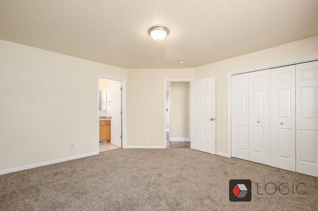 Building Photo - Stunning Single Family Home In Excellent L...