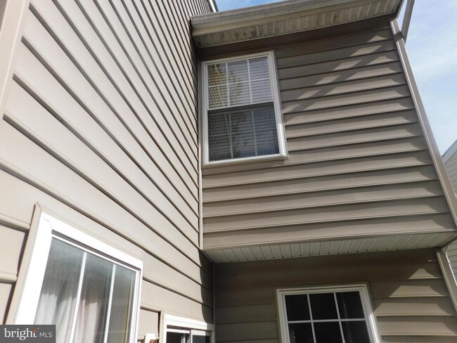 Building Photo - 337 Kirby St