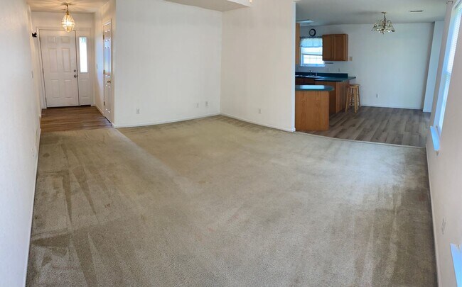 Building Photo - 3 bedroom/2 bathroom single family home!  ...
