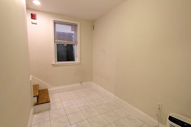 Building Photo - Large 3 bed in Brookline