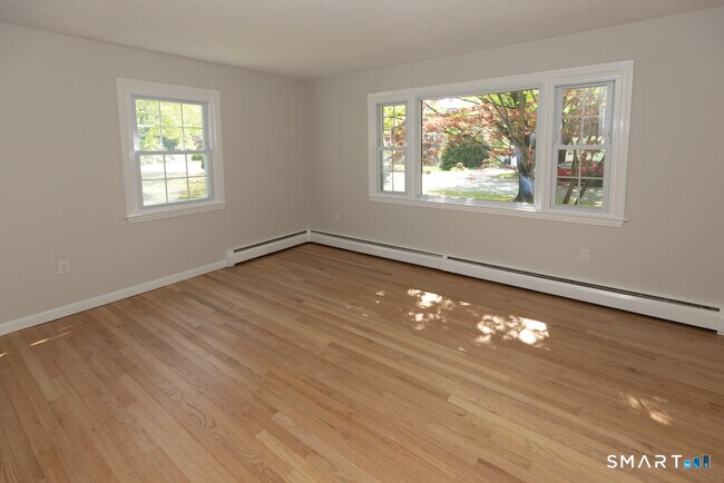 Building Photo - 10 Meadow Ln