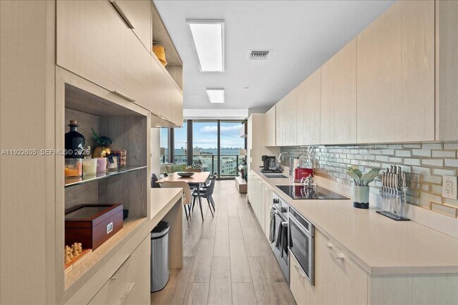 Building Photo - 501 NE 31st St