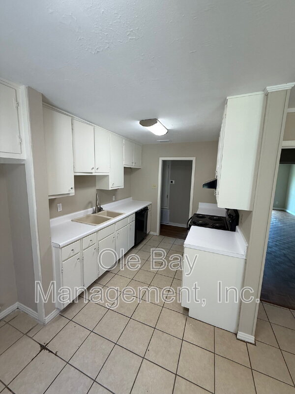 Building Photo - 253 Vanderbilt Dr