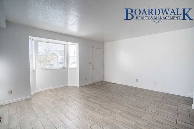 Building Photo - Half off 1st month's rent 3 Bed Townhouse ...