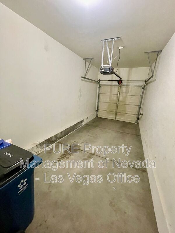 Building Photo - 3047 Errol Flynn St