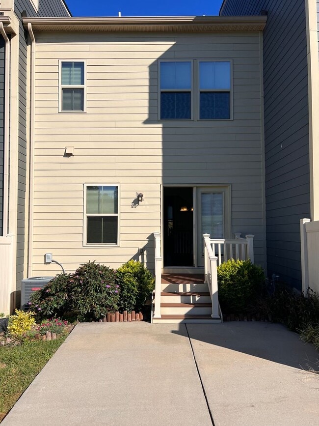 Building Photo - 818 Oval Park Ln