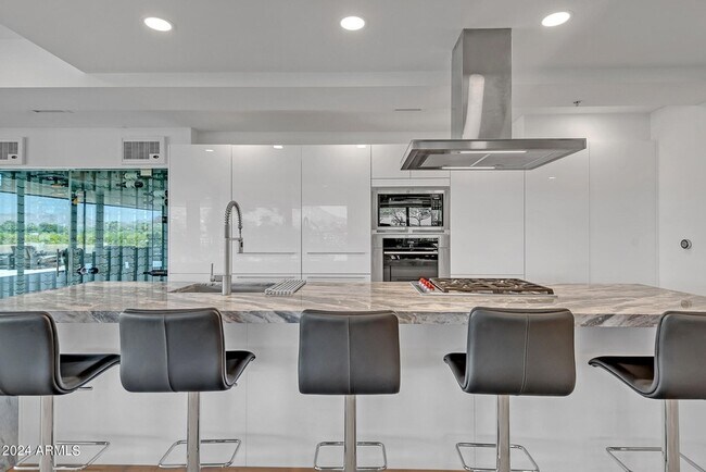 Building Photo - 7117 E Rancho Vista Dr