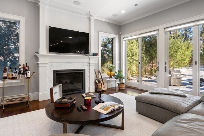 Building Photo - 1580 Beacon St