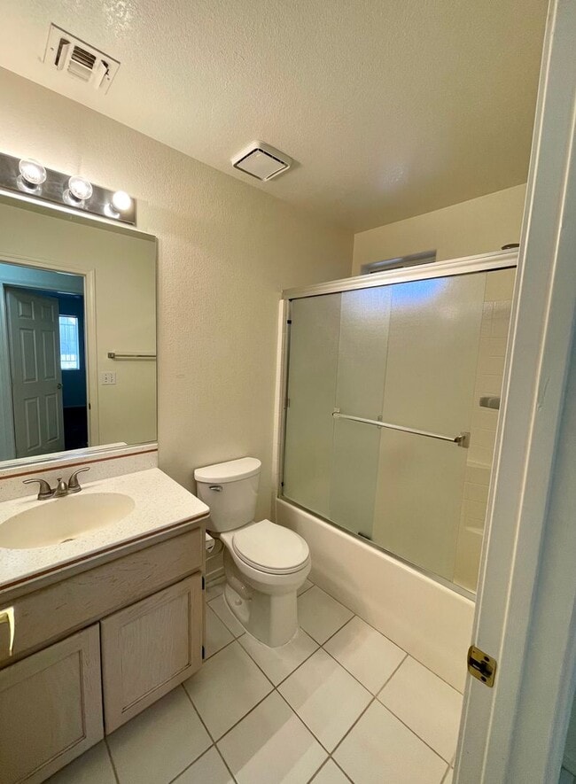 Building Photo - Great 3 Bedroom, 2 Bathroom Home in El Camino Village on the Parkway!